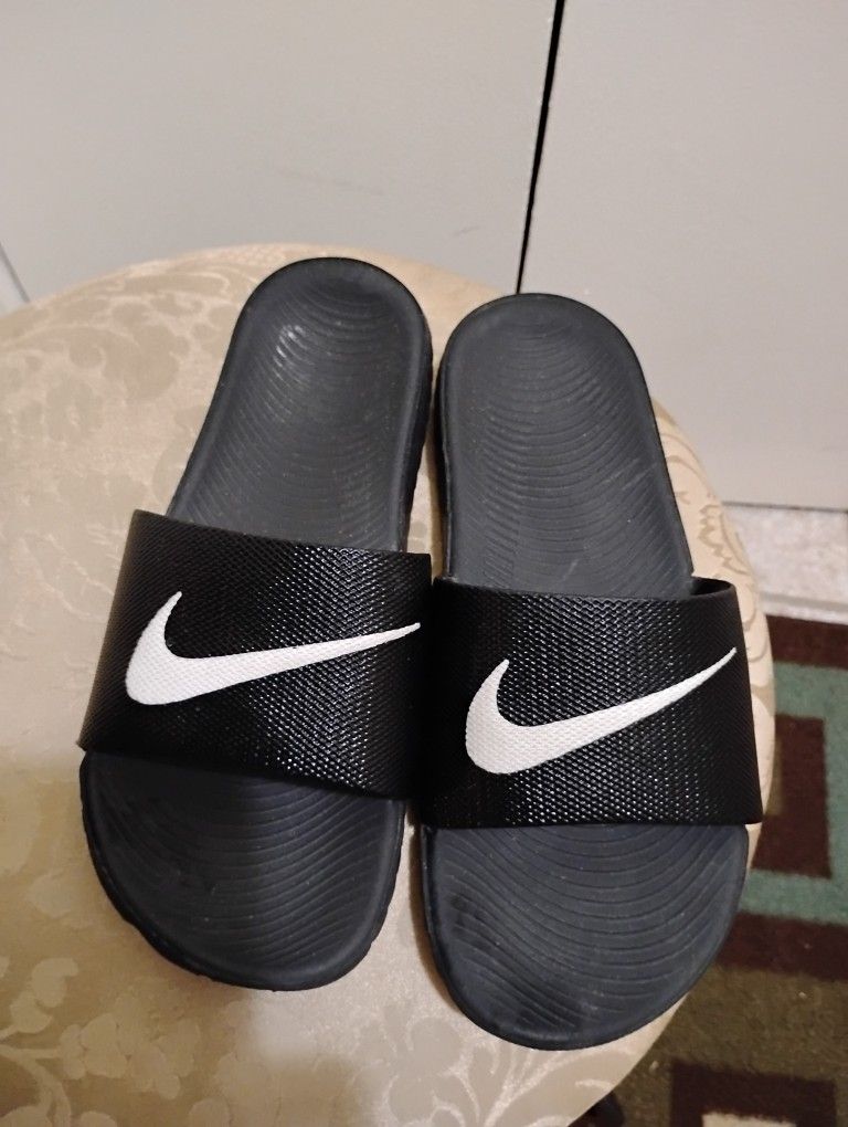 Nice Nike Sandles Boys Or Girls Size (5Y) Located In Reedley