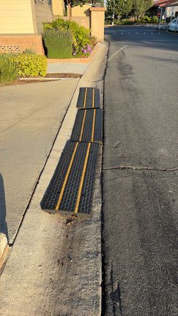 Rubber Curb Ramp with Yellow Reflective Strips