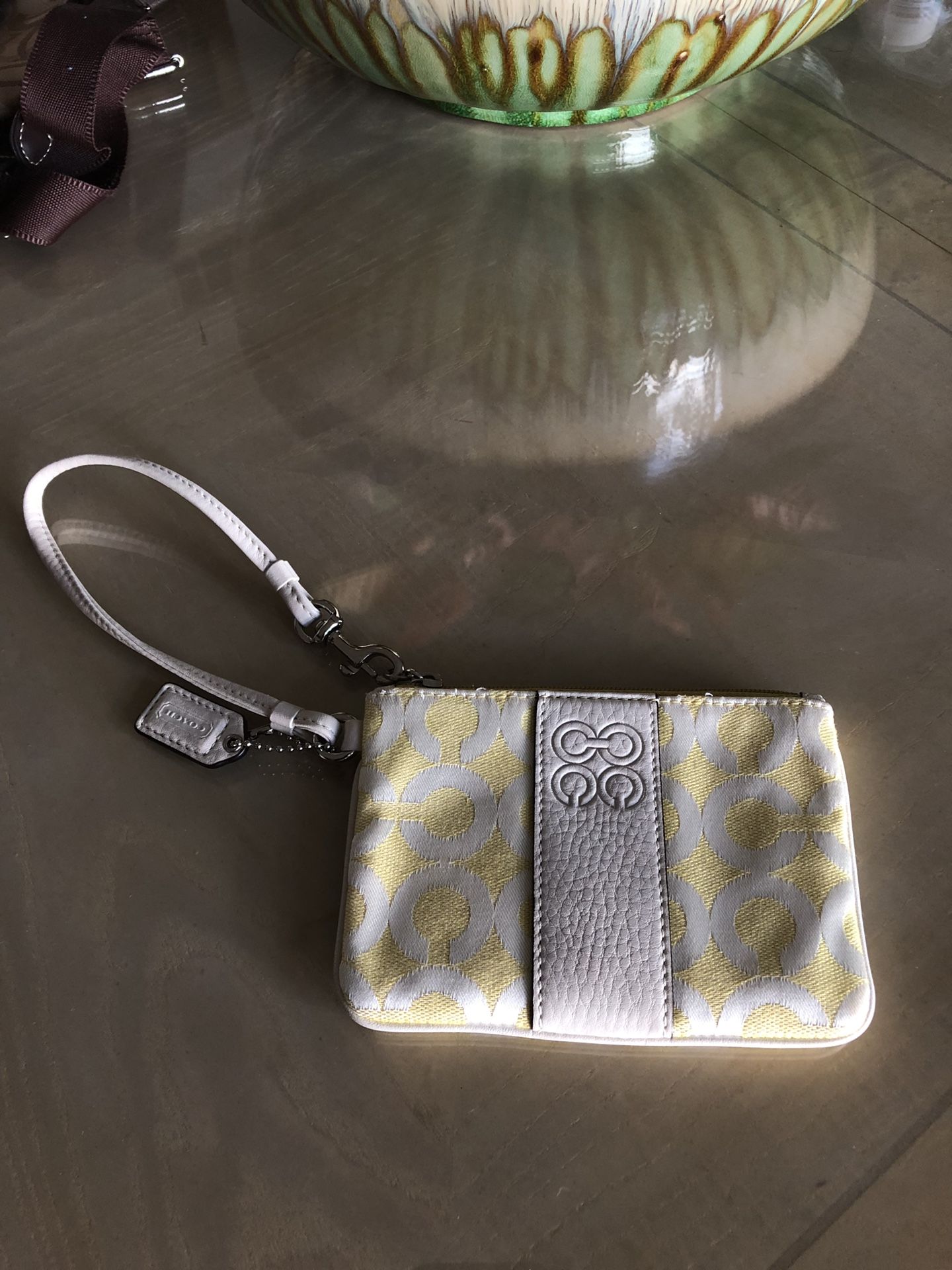 Coach wristlet ( YES AVAILABLE )