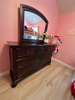chest of drawers