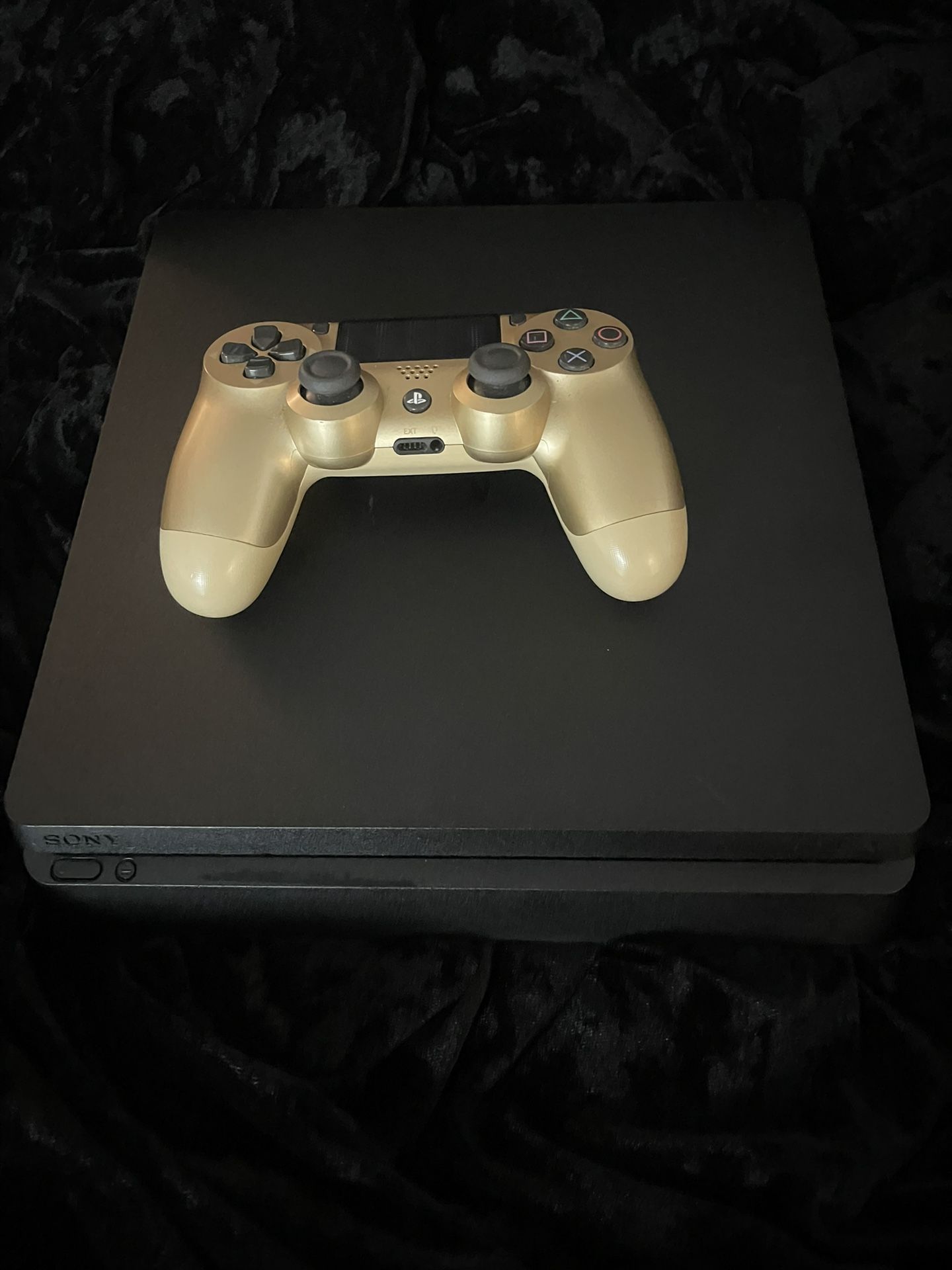 PS4 Slim Comes W Cords As Well
