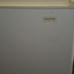 Sanyo Mini Refridgerator