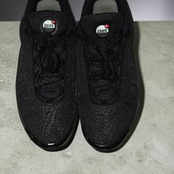 NIKE AIR MAX DN (ONLY WORE A COUPLE OF TIMES.) LIKE NEW