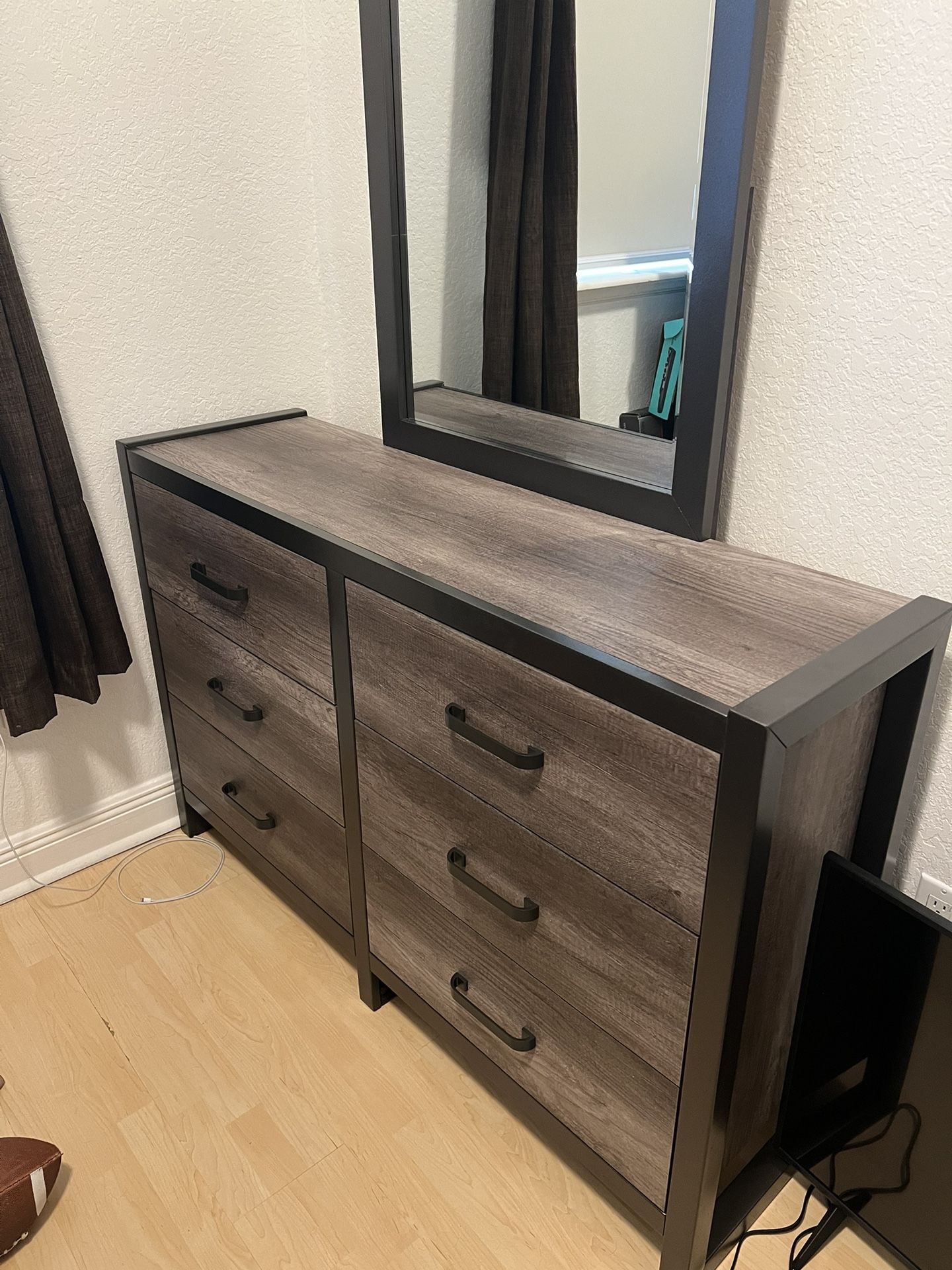 Rooms To Go Kids Dresser w/ Mirror - Like NEW