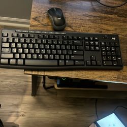 Logitech Wireless Keyboard 🎹 And Mouse 