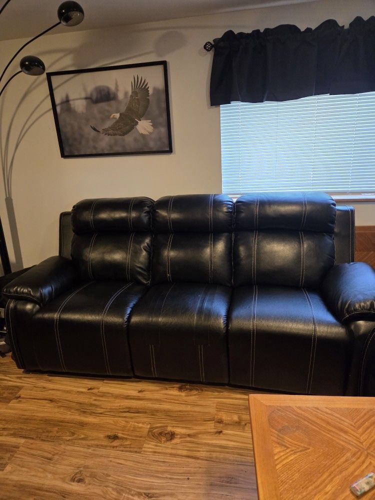 Sofe has 2 Recliners one on each side.