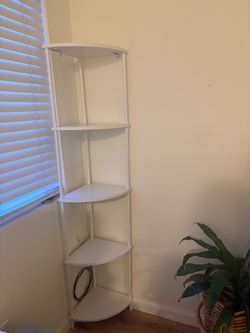 Corner bookshelf