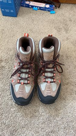 Women’s hiking boots size 8