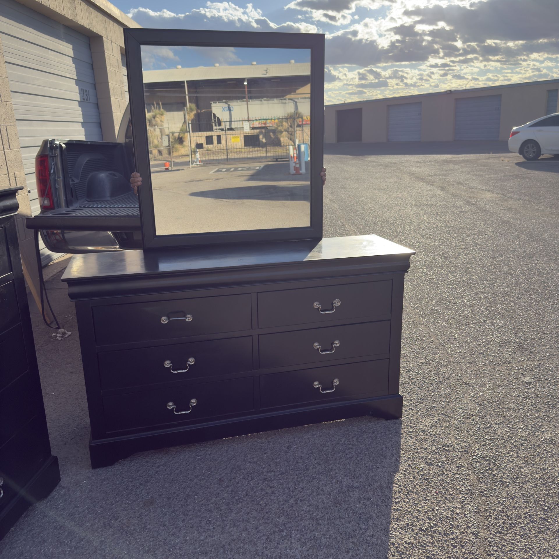 🥰BEAUTIFUL ASHLEY DRESSER/6 DRAWER 59” X 17.5” X 34”🥰