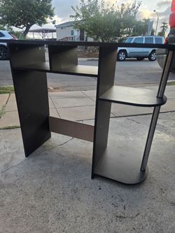 Nail desk