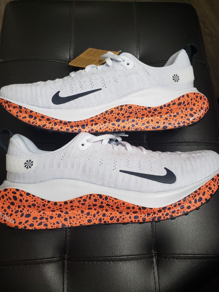 Nike Elite Running Shoes sz 9.5 Brand New