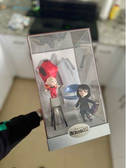Disney Store Exclusive Pixar Incredibles 2 Edna Mode & Jack-Jack Statue – Limited Edition #1005/3500