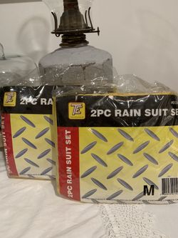 2 Pc rain suit 5 dollars