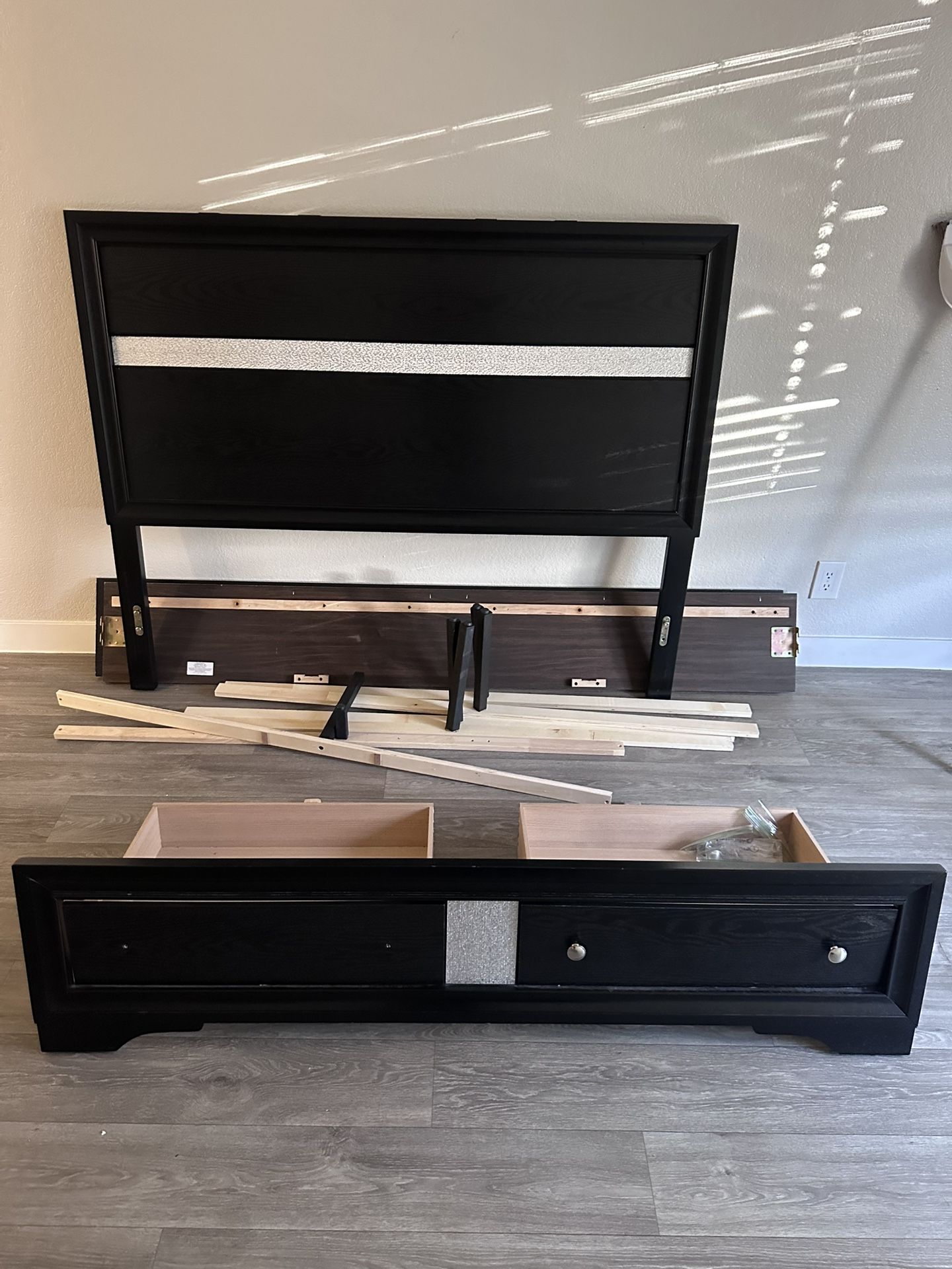 Regatta Black Silver Queen Bedframe *FREE*