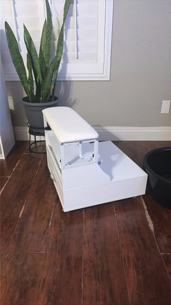pedicure stand