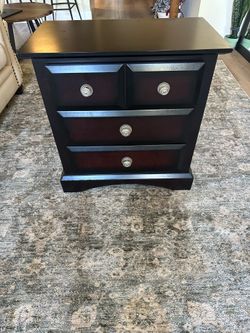 4-Drawer Accent Chest / Nightstand