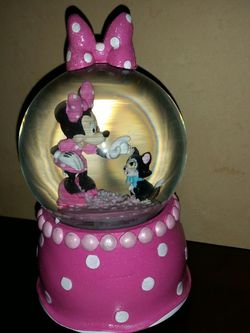 Minnie mouse snow globe