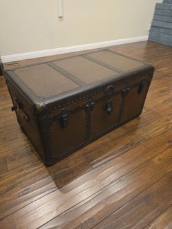Vintage Steamer Trunk Storage Chest