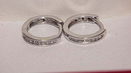 Roberto Jewelers / diamond earrings