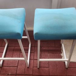 2 Bar Stools needs cleaning