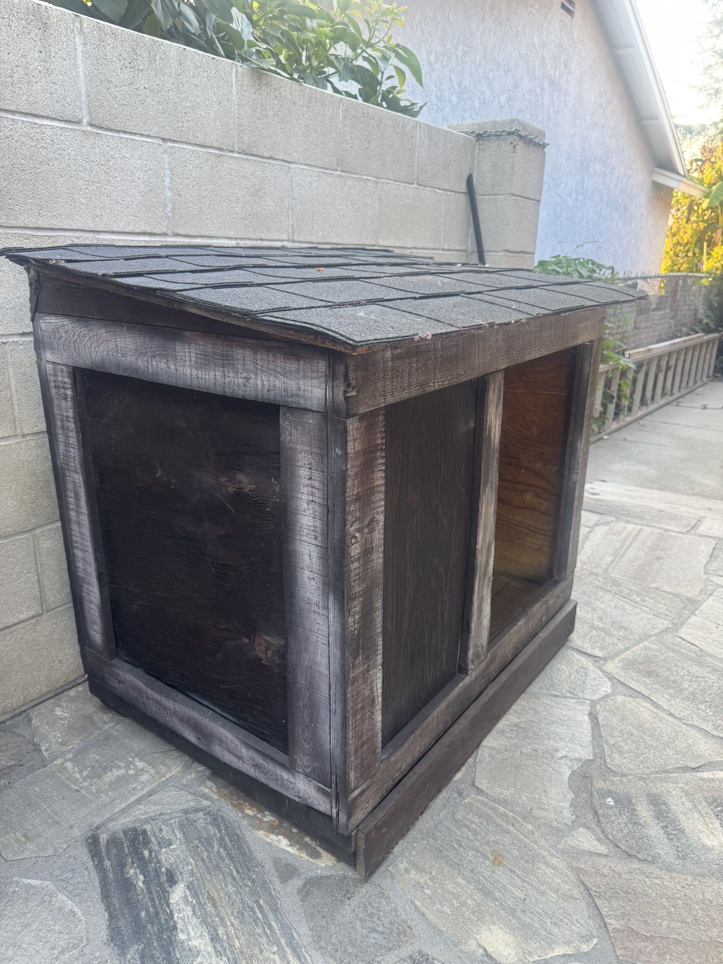 Large Dog House Good Conditions