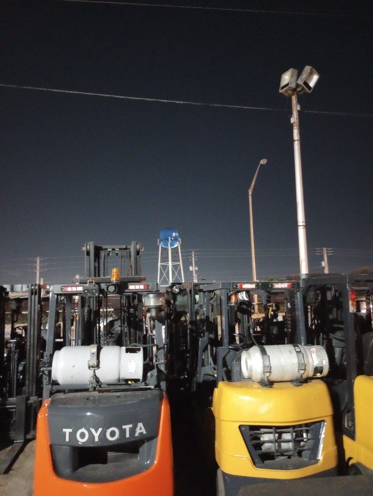 FORKLIFT TOYOTA Serie 8 Triple Mástil