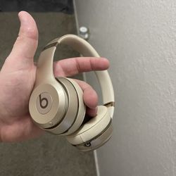 Beat solo 3's wireless barely used