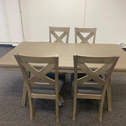 👍Parellen Dining Table and 4 Chairs
Ashley Furniture$20 Down Payment and delivery available 