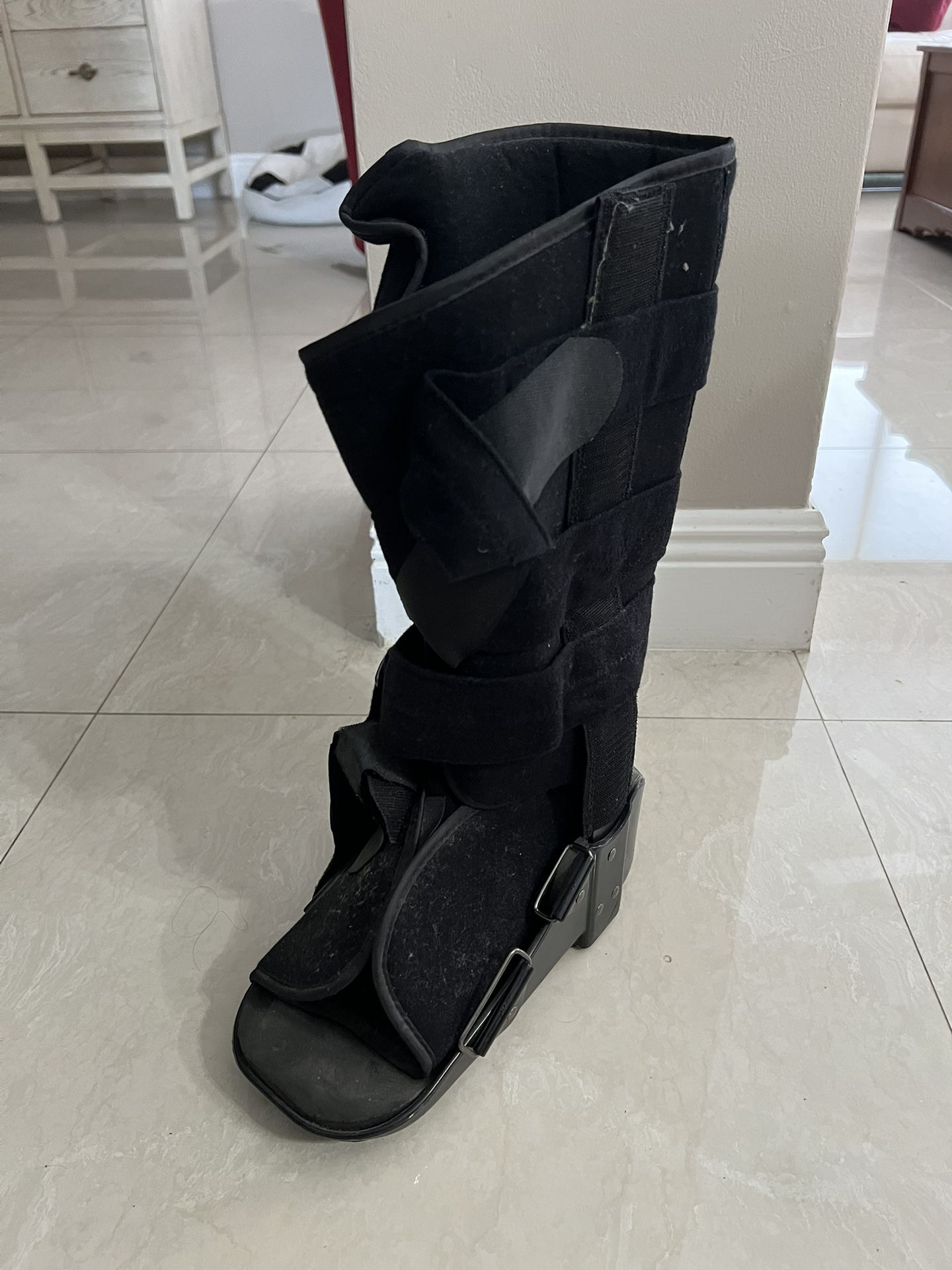 standard tall CAM orthopedic walking boot (CE certified, likely universal fit, size M)