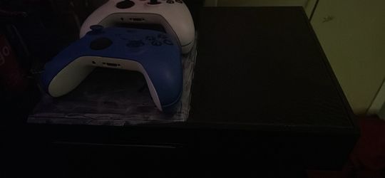 Xbox One w/ 2 Controllers