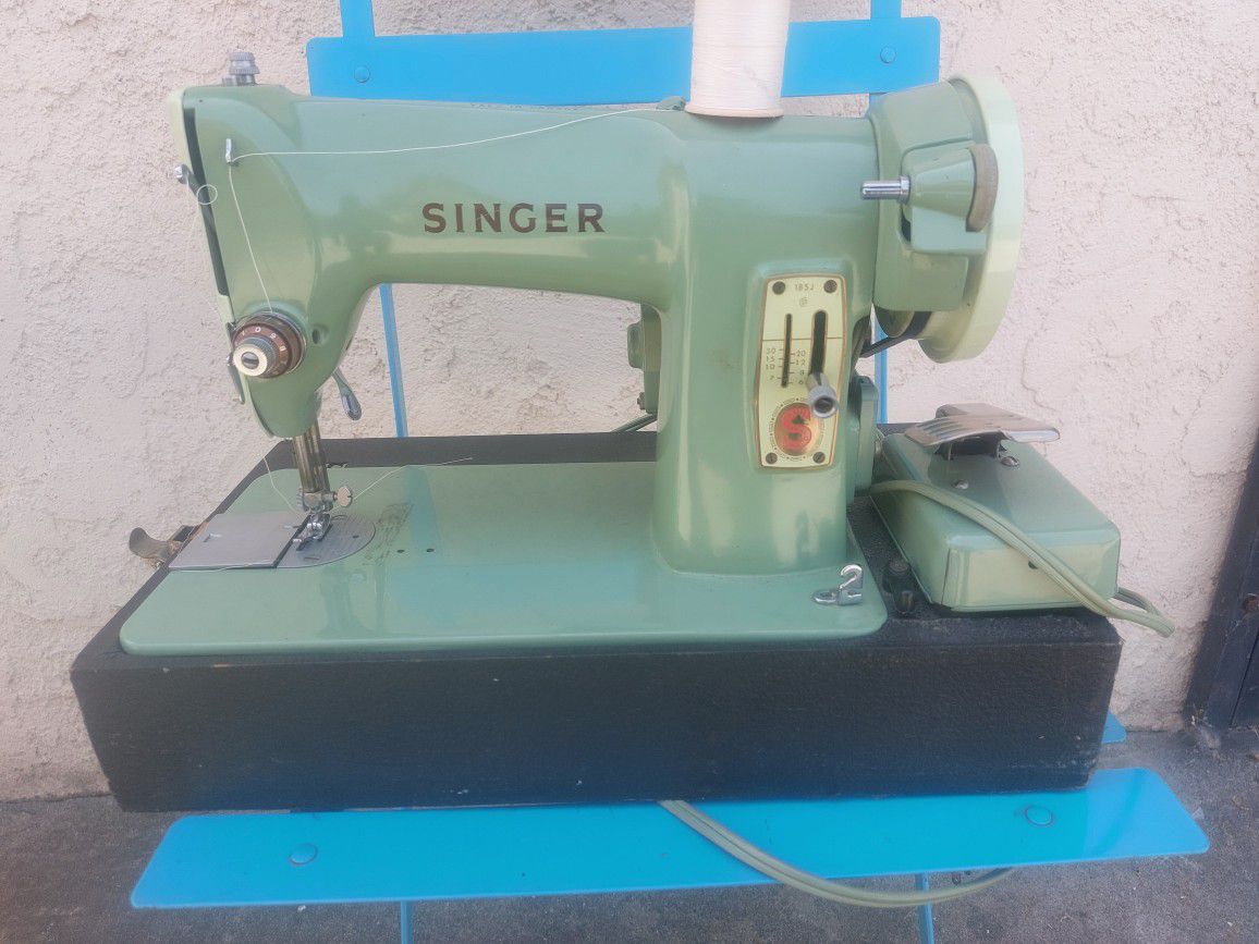 VINTAGE SINGER SEWING MACHINE FROM 1950 ALL METAL  LIKE NEW NO SCRATCHES  WITH ORIGINAL ACESORIES $220