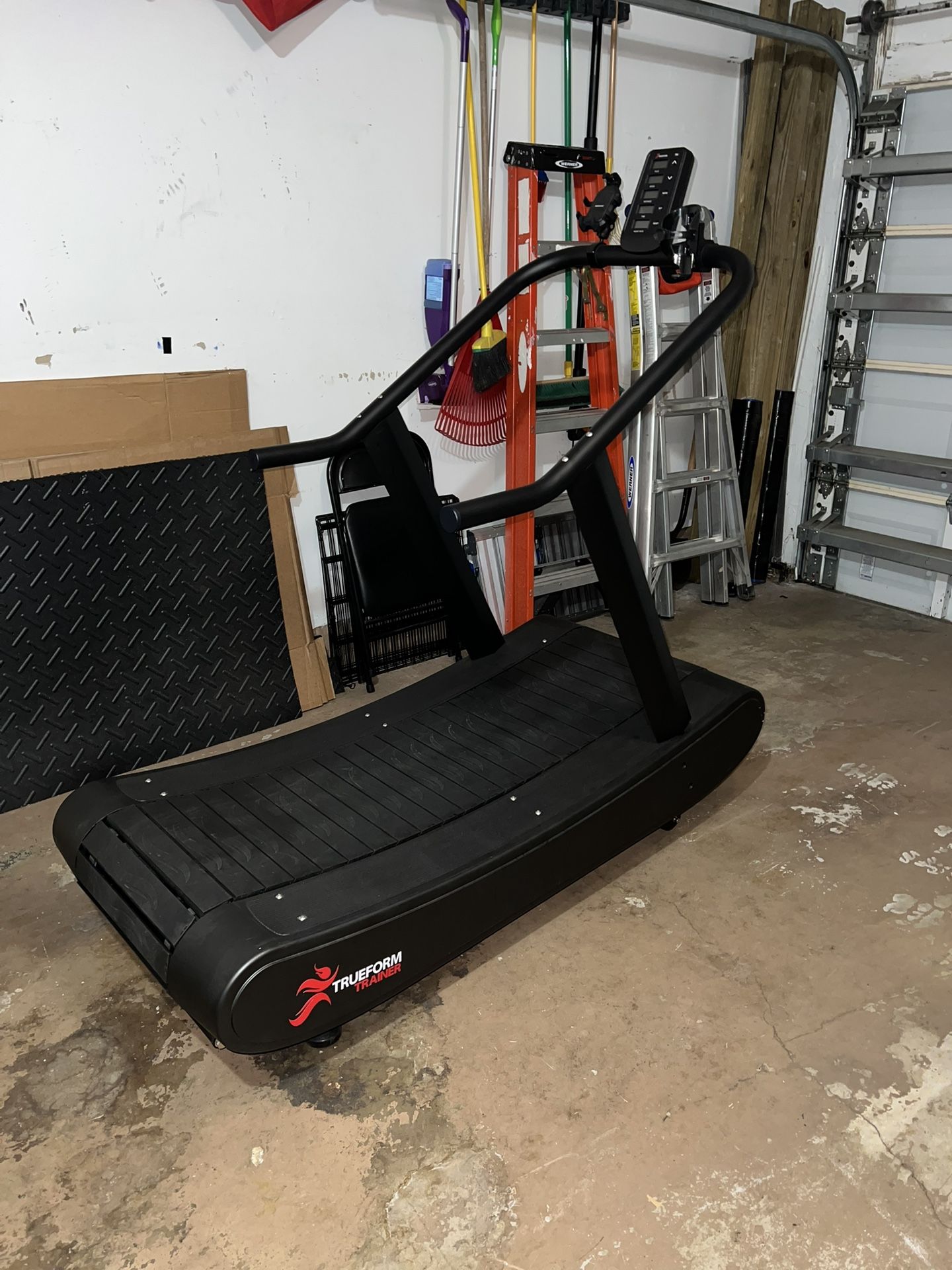 Trueform Trainer - curved manual treadmill 