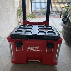 Milwaukee Packout Rolling Tool Box. 48-22-8427