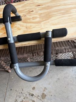 Doorway pull up bar with straps