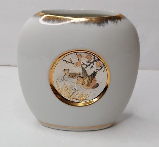 THE ART Of CHOKIN “BIRDS SWIMMING ” OVAL PORCELAIN VASE WITH 24K GOLD & SILVER