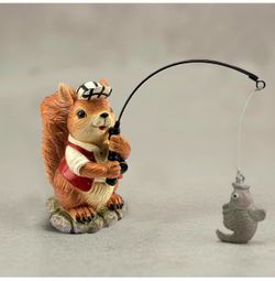 Funny Squirrel Fishing Garden Statue, Hand-Painted Resin Animal Fisherman Figurine with Fishing Rod & Fish, Cute Outdoor Indoor Decor for Patio Yard L