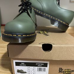 dr martens  plain toe green Size 9 men 