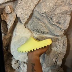 Yeezy Slides Green Glow Sz 4