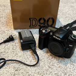 Nikon D90 DSLR - Low Shutter Count!