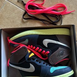 Jordan 1 Retro High OG Bio Hack – Size 5Y (Fits Men’s 5 / Women’s 6.5)