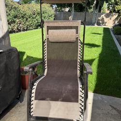 Gravity chair with shade