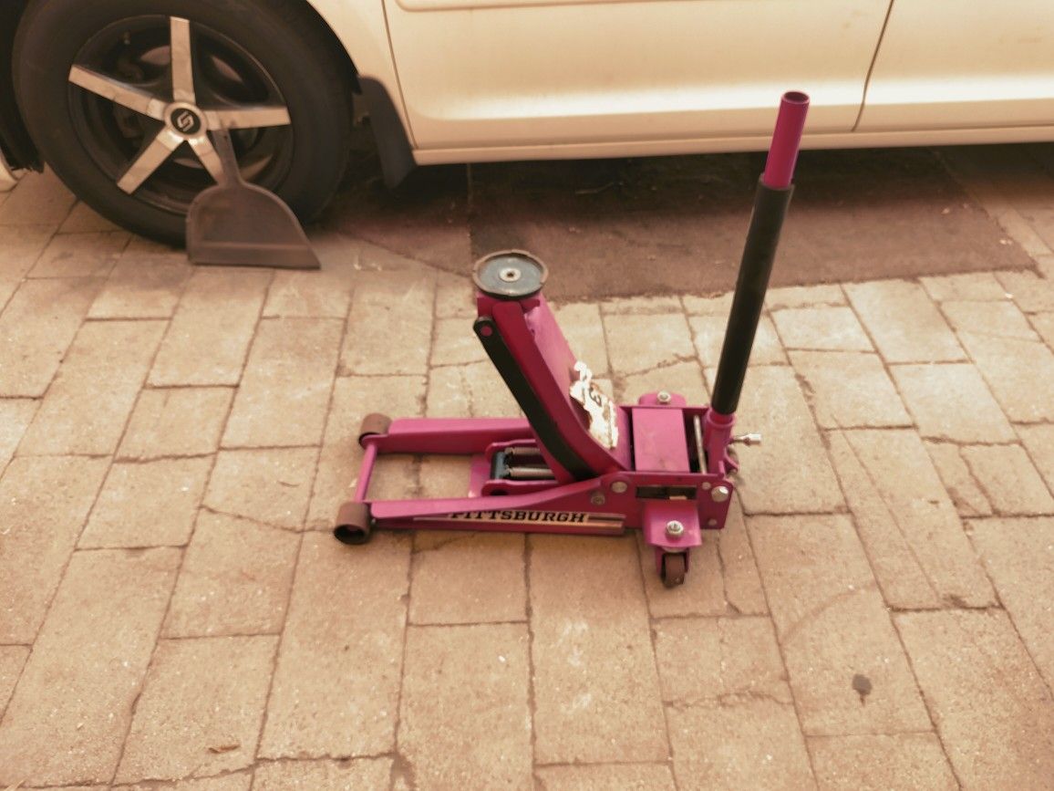 Pittsburgh 3 Ton Low Profile Floor Jack With Black Jack Stands