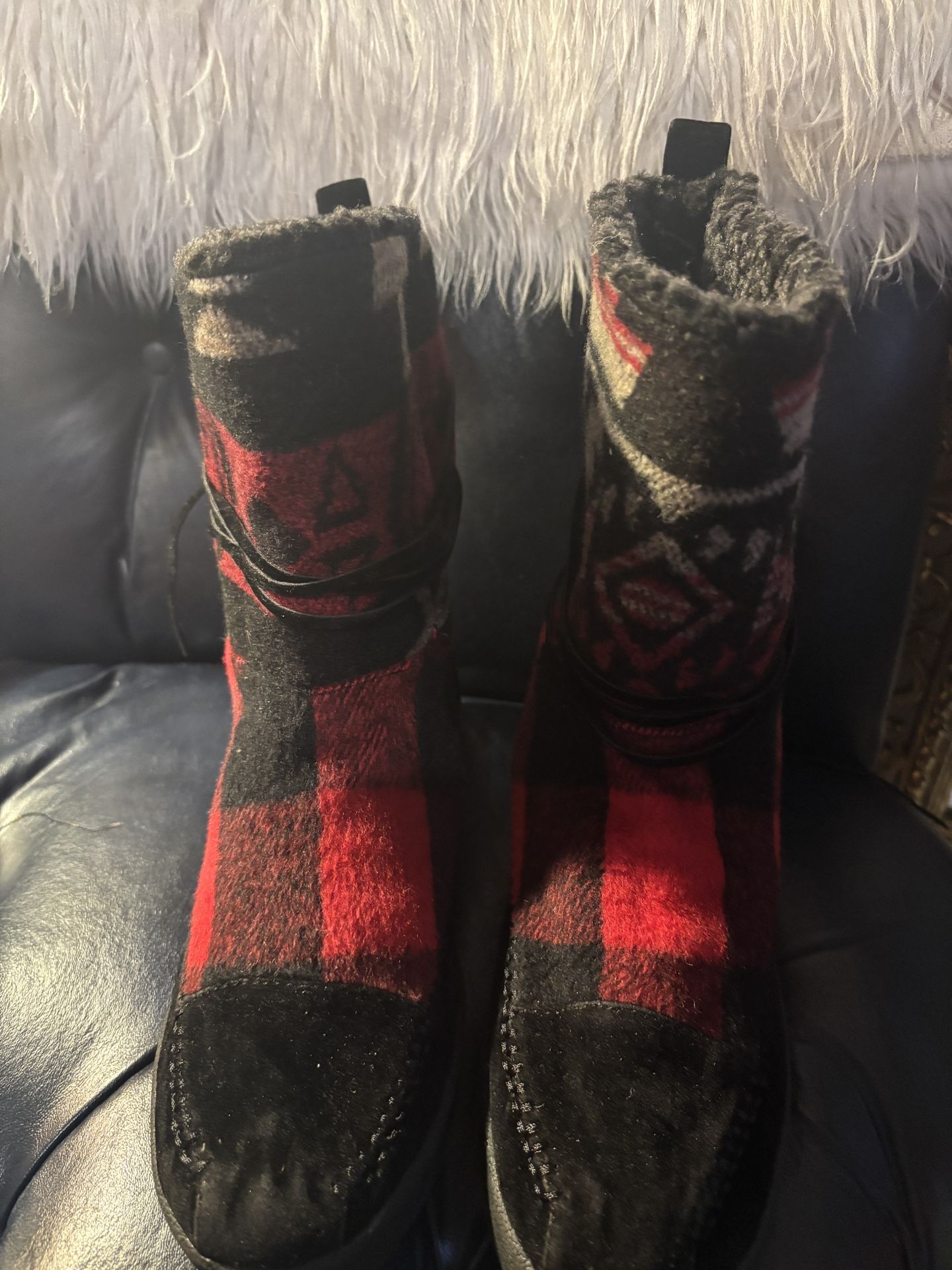 Madden Girl Boots Womens 8 Black Red Suede Southwest Aztec Jackman Leather Tie