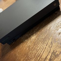 Xbox One X Project Scorpio + 4 Controllers
