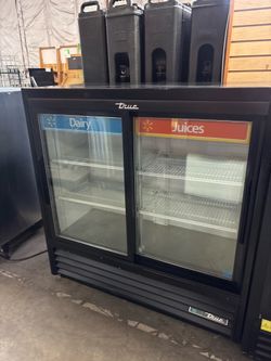 Glass door refrigerator