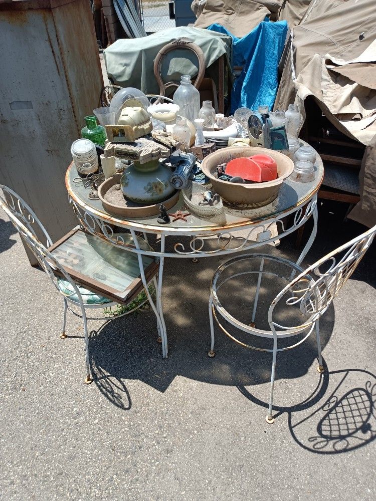 Vintage Metal White Table With 4 Chairs