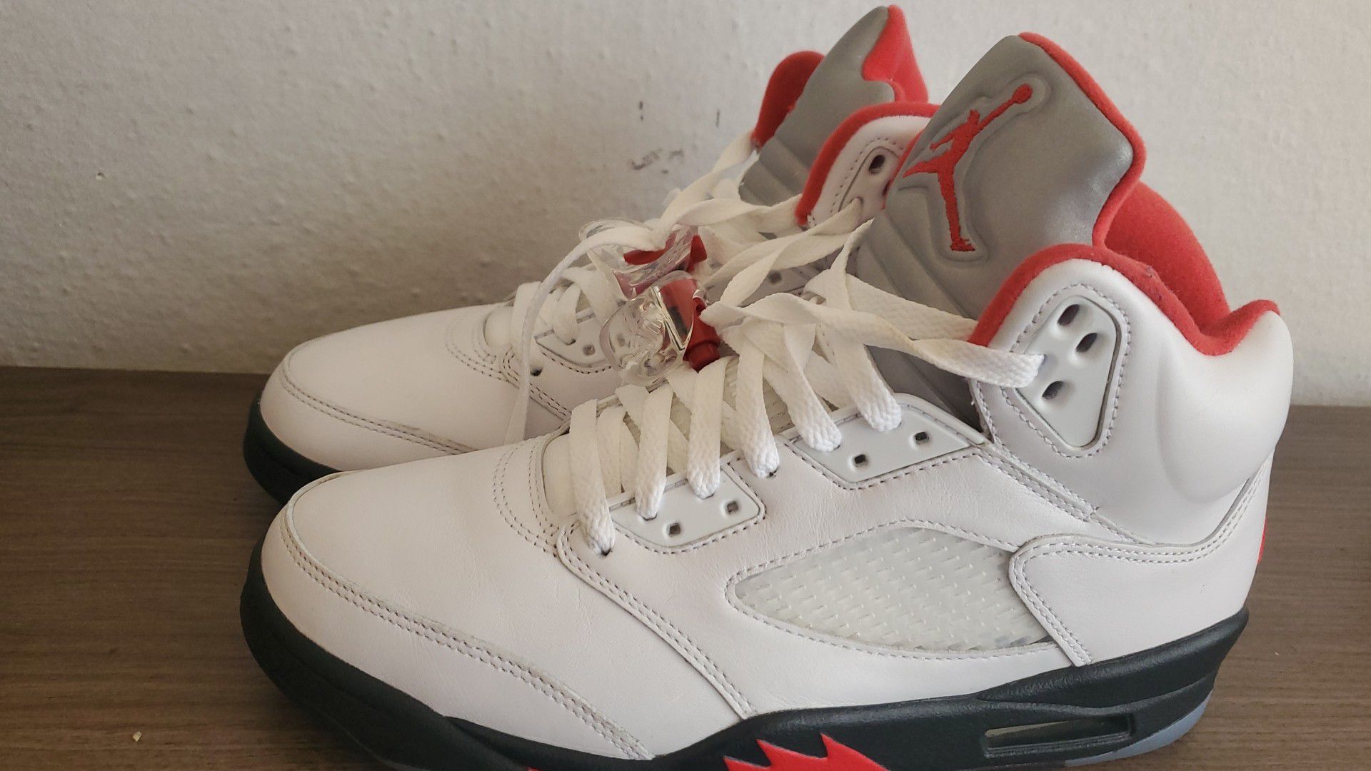 Nike Jordan Retro 5 Men size 8 (($150))