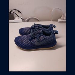 NIKE W Roshe Two Flyknit 365 Women's Sneaker Blue 861706 400, Size: 6 US New.
Only 30 dollars (on sale for 114 dollars). 
And I gift a New sealed AESO