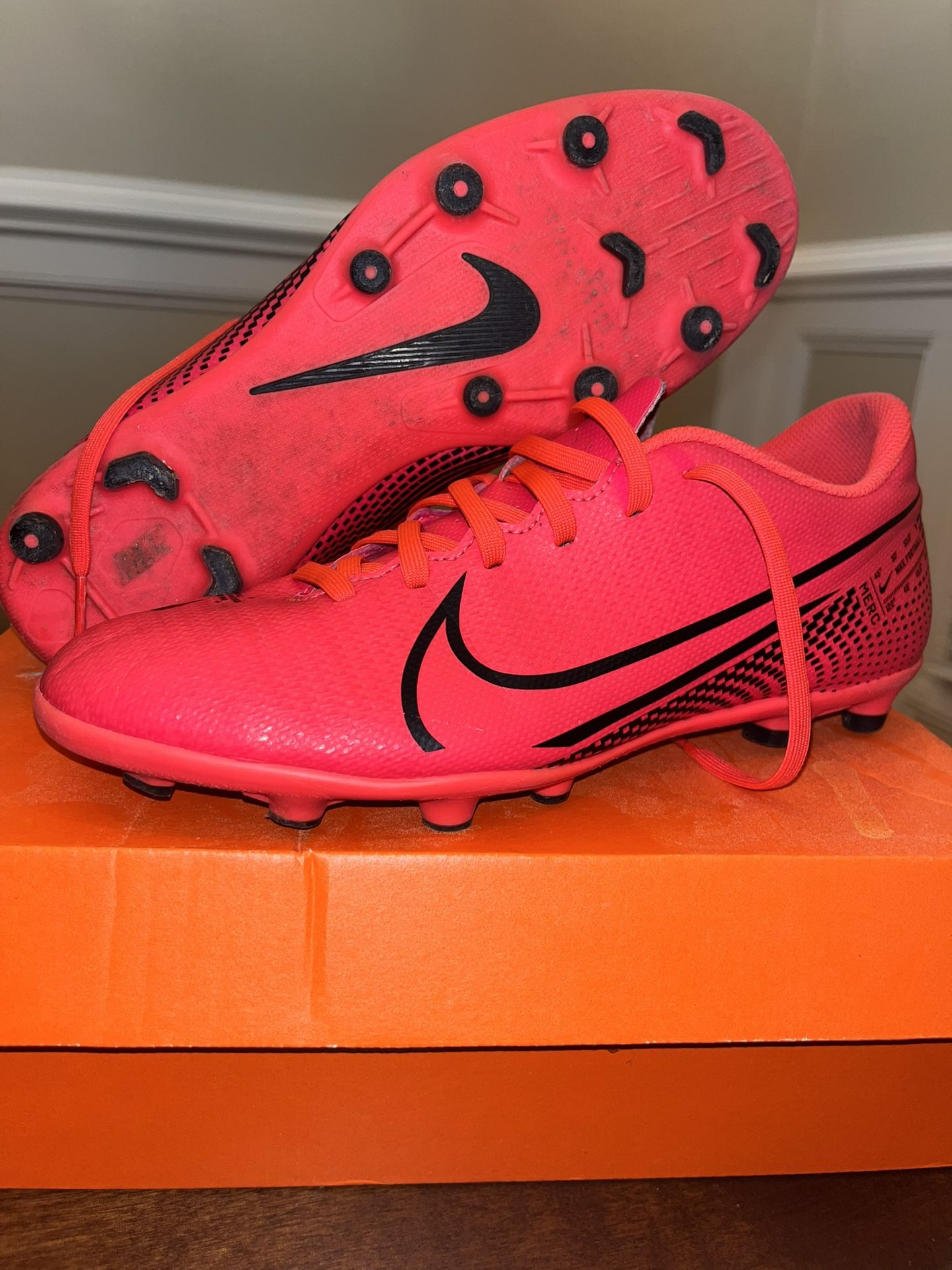 Womens sz 8.5 soccer cleats