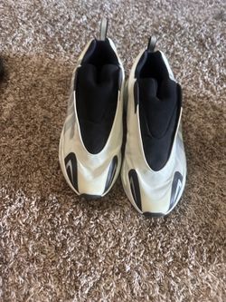 Men’s Yeezy 700 size 12